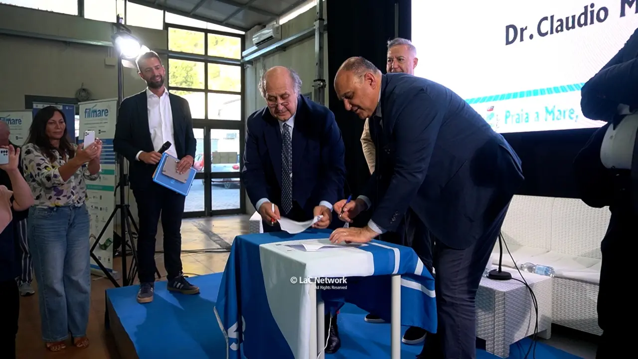 <p>Il momento della firma</p>\\n