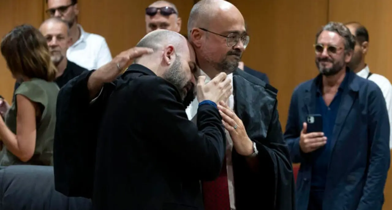 Le lacrime di Saviano, il sigillo della giustizia: dopo 17 anni arriva la condanna per le minacce di Bidognetti e del suo avvocato\n