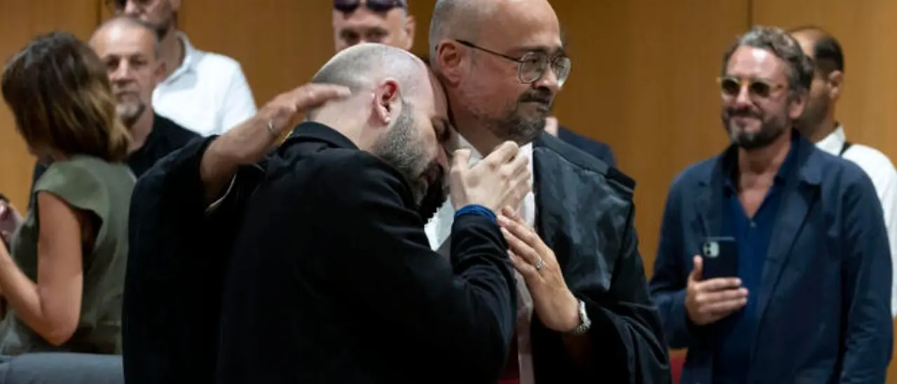 Le lacrime di Saviano, il sigillo della giustizia: dopo 17 anni arriva la condanna per le minacce di Bidognetti e del suo avvocato\n