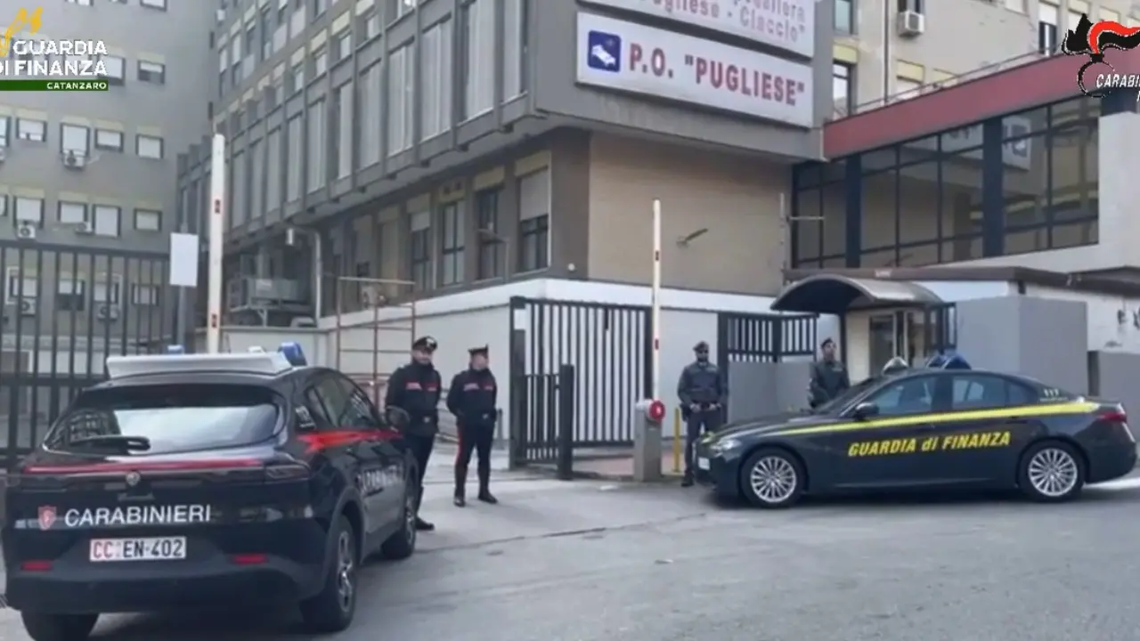 Catanzaro, ondata di arresti tra medici e infermieri della Dulbecco: si facevano pagare in contanti dai pazienti visitati in ospedale - NOMI