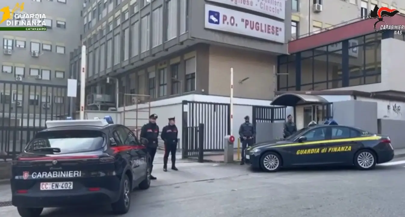 Catanzaro, ondata di arresti tra medici e infermieri della Dulbecco: si facevano pagare in contanti dai pazienti visitati in ospedale - NOMI