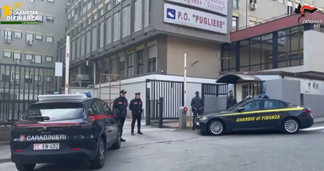 Catanzaro, ondata di arresti tra medici e infermieri della Dulbecco: si facevano pagare in contanti dai pazienti visitati in ospedale\n