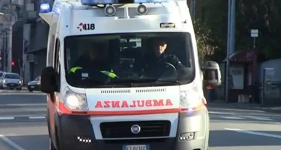 Tragico incidente nel Messinese, morti due 17enni nell’impatto tra uno scooter e un’auto\n