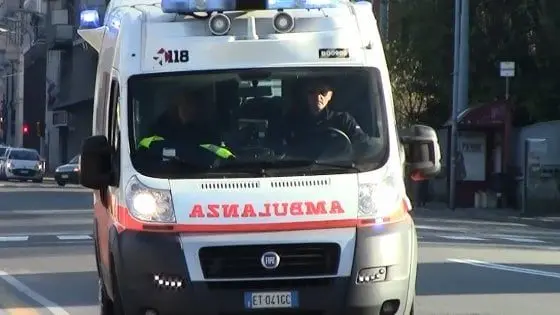 Tragico incidente nel Messinese, morti due 17enni nell’impatto tra uno scooter e un’auto\n