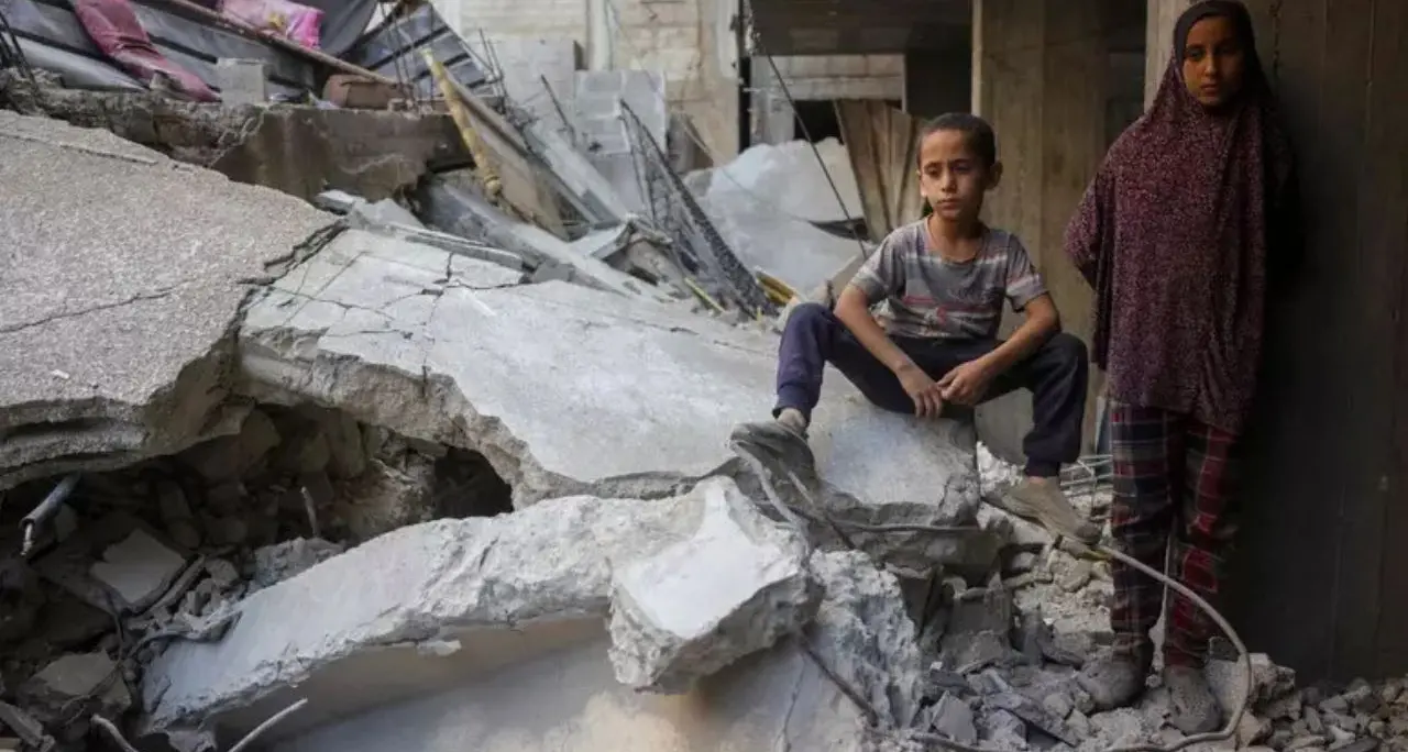 Medio Oriente, bombe israeliane su un campo profughi a Gaza: 5 morti\n