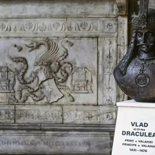 Dracula sepolto a Napoli? L’ultima svolta nel mistero del conte Vlad: «Decifrata la scritta sulla tomba»\n