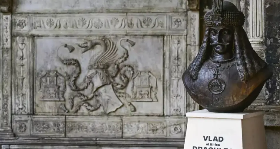 Dracula sepolto a Napoli? L’ultima svolta nel mistero del conte Vlad: «Decifrata la scritta sulla tomba»\n