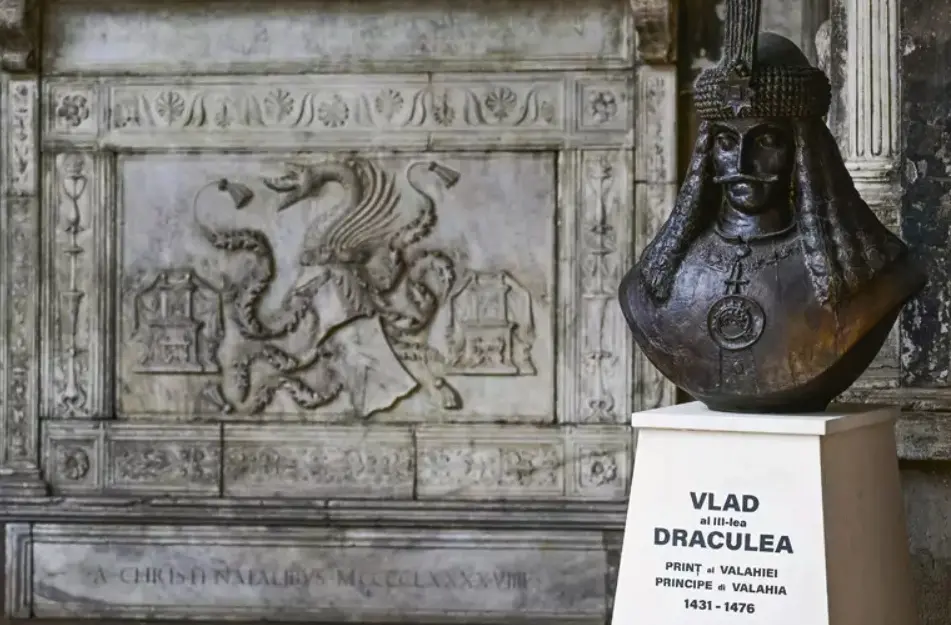 Dracula sepolto a Napoli? L’ultima svolta nel mistero del conte Vlad: «Decifrata la scritta sulla tomba»\n