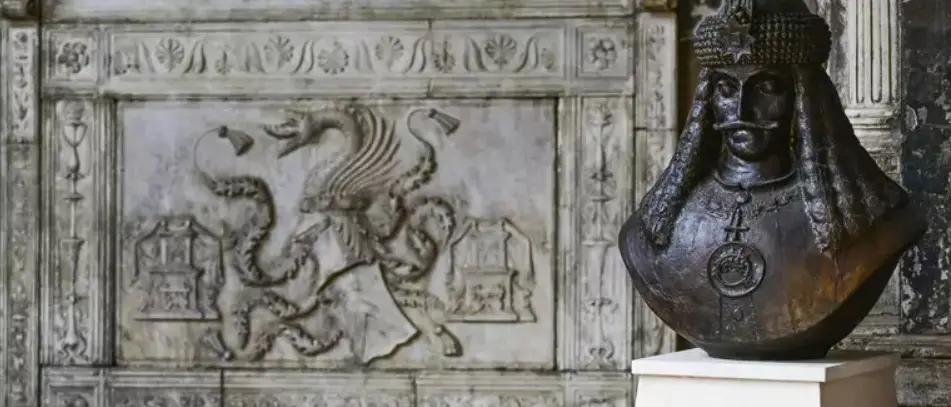 Dracula sepolto a Napoli? L’ultima svolta nel mistero del conte Vlad: «Decifrata la scritta sulla tomba»\n