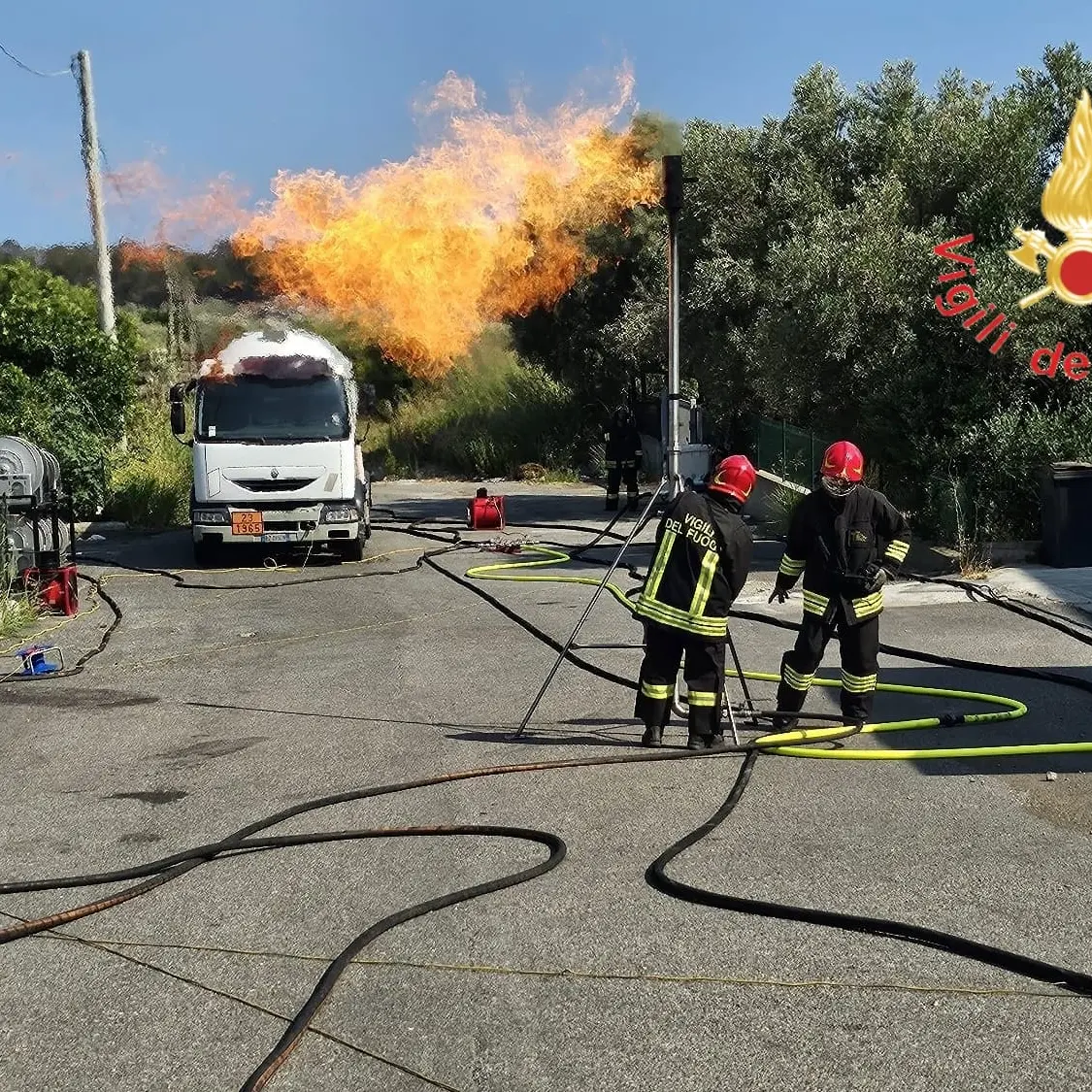 Perdita di gpl da un’autocisterna sulla statale 106 a Catanzaro: strada chiusa e vigili del fuoco sul posto