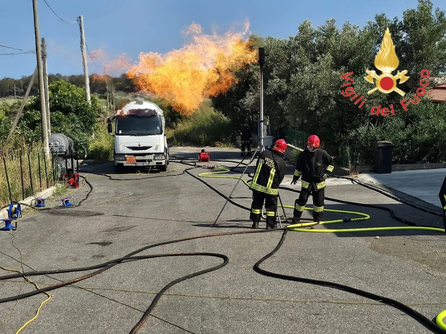 Perdita di gpl da un’autocisterna sulla statale 106 a Catanzaro: strada chiusa e vigili del fuoco sul posto