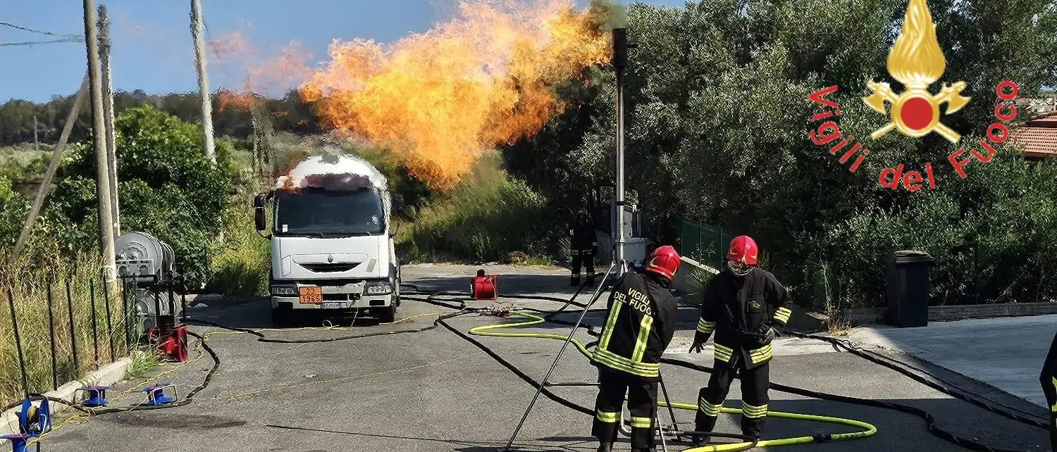 Perdita di gpl da un’autocisterna sulla statale 106 a Catanzaro: strada chiusa e vigili del fuoco sul posto