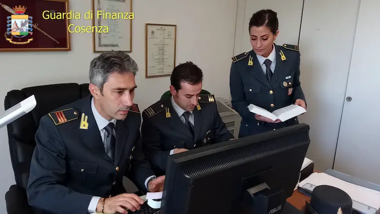 Castrovillari, frode fiscale nel business degli pneumatici: sequestri per\u00A016 milioni di euro, 15 società coinvolte\n