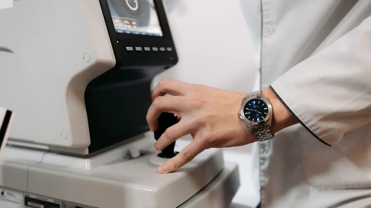 Medici arrestati a Catanzaro, il “sistema Scicchitano” per le visite in nero e le intercettazioni con i pazienti: «Non al telefono, arrestano pure te»\n