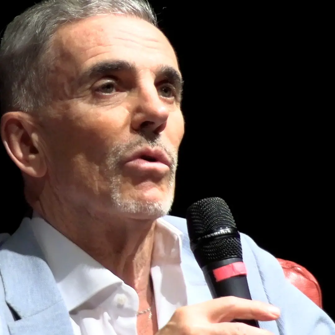 Federico Buffa sale sul palco a Rende: all’Unical l’Avvocato ipnotizza i presenti\n