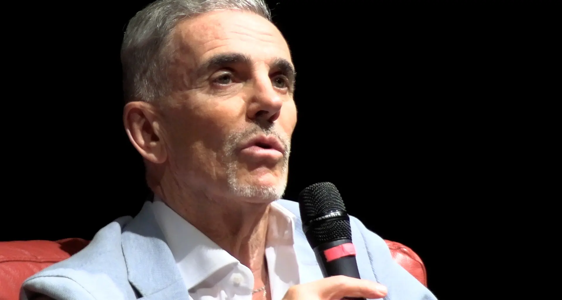 Federico Buffa sale sul palco a Rende: all’Unical l’Avvocato ipnotizza i presenti\n