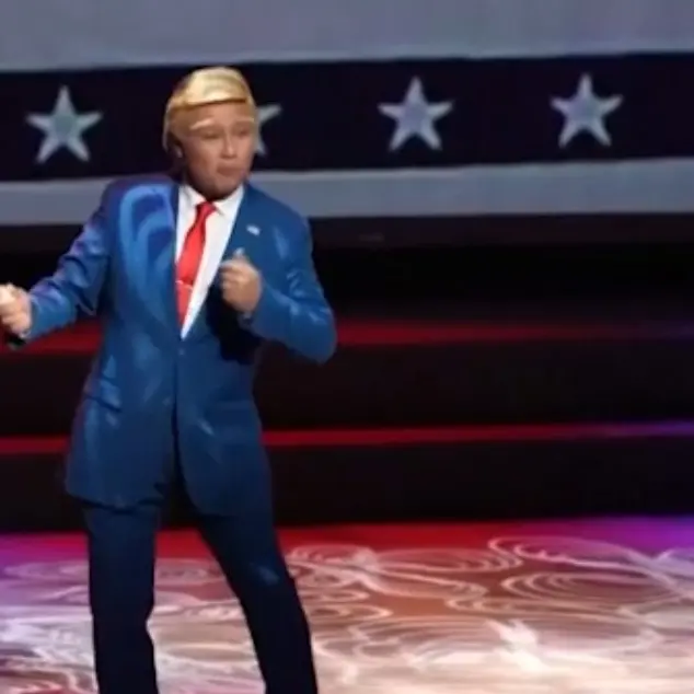 A Hong Kong l’opera lirica su Trump è sold out: risate, parrucche e delirio pop per “I gemelli del presidente”\n