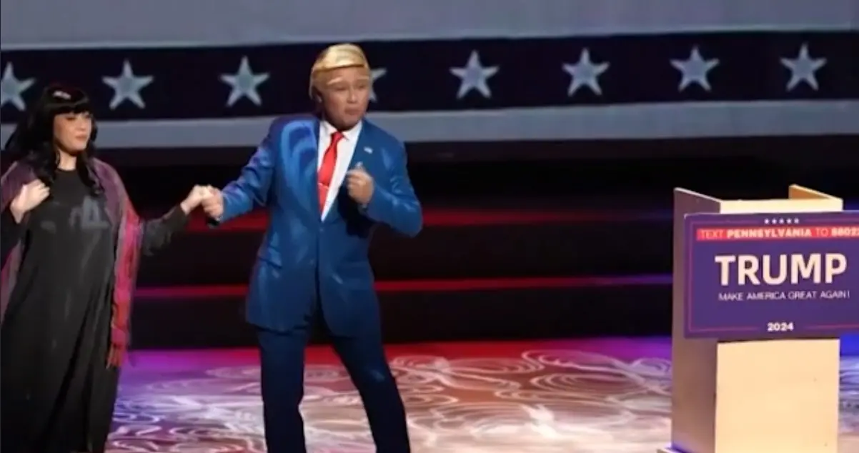 A Hong Kong l’opera lirica su Trump è sold out: risate, parrucche e delirio pop per “I gemelli del presidente”\n