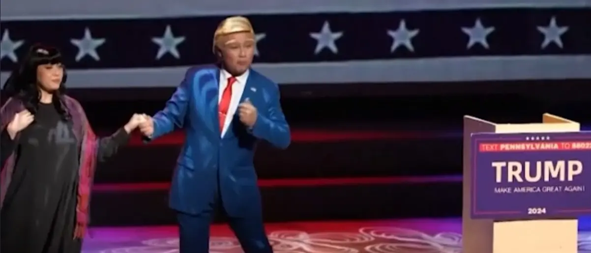 A Hong Kong l’opera lirica su Trump è sold out: risate, parrucche e delirio pop per “I gemelli del presidente”\n