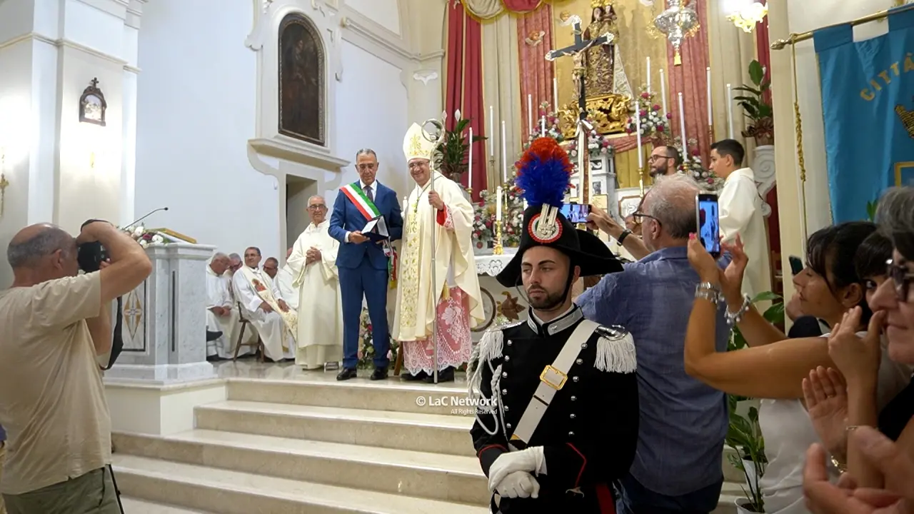 <p>Il vescovo, monsignor Stefano Rega, insieme al sindaco di Scalea, Mario Russo</p>\\n