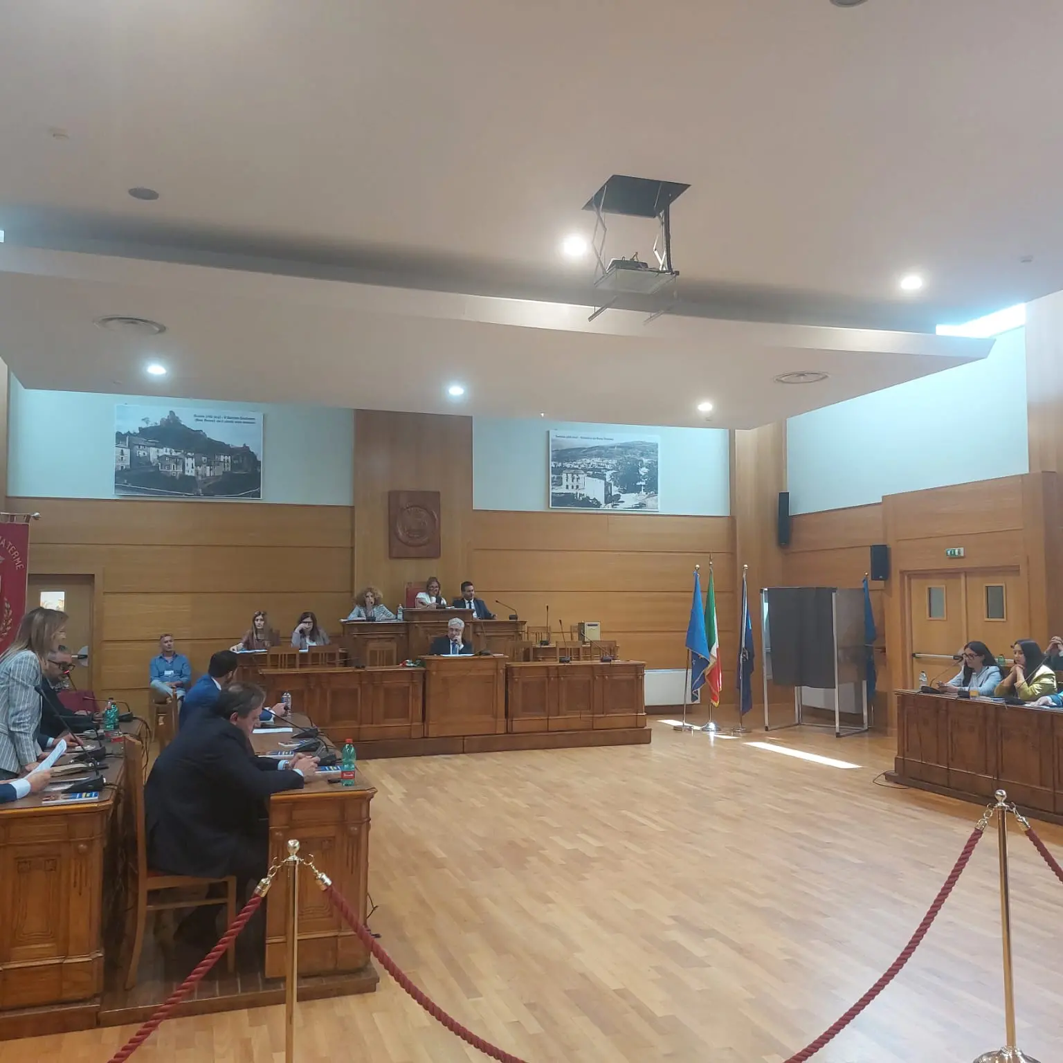 Esordio con polemiche per la giunta Murone a Lamezia: «Perso finanziamento da 1,6 milioni per le palestre»\n