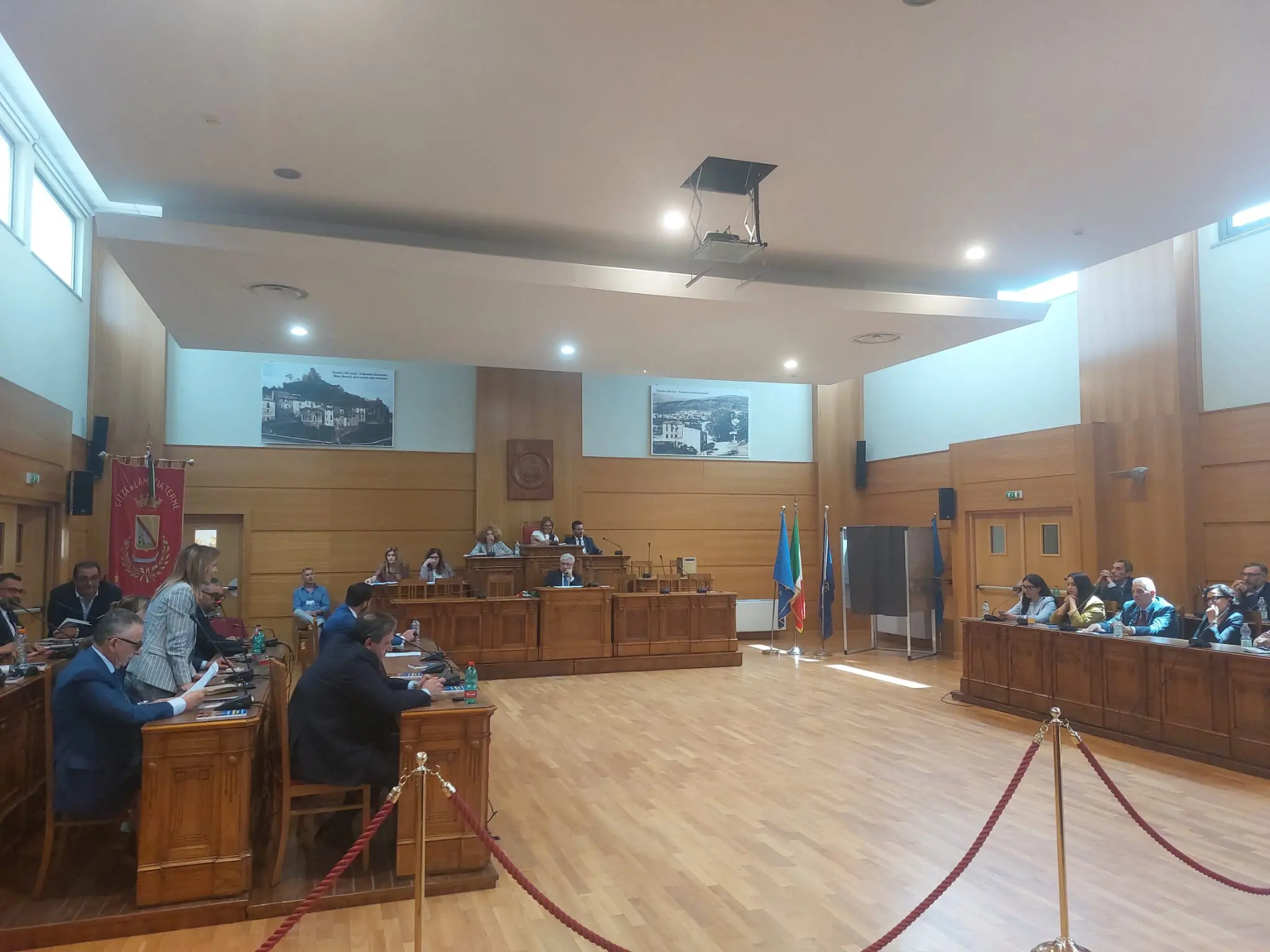 Esordio con polemiche per la giunta Murone a Lamezia: «Perso finanziamento da 1,6 milioni per le palestre»\n