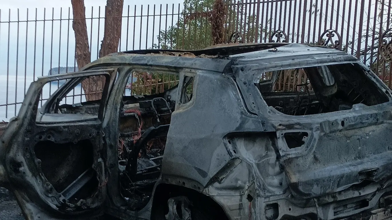 <p>Quel che rimane dell&#39;auto divorata dalle fiamme</p>\\n