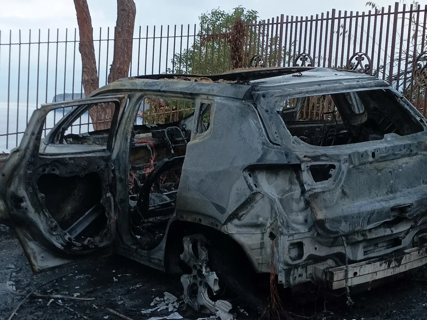 San Nicola Arcella, l'auto del sindaco Eugenio Madeo distrutta da un incendio nella notte