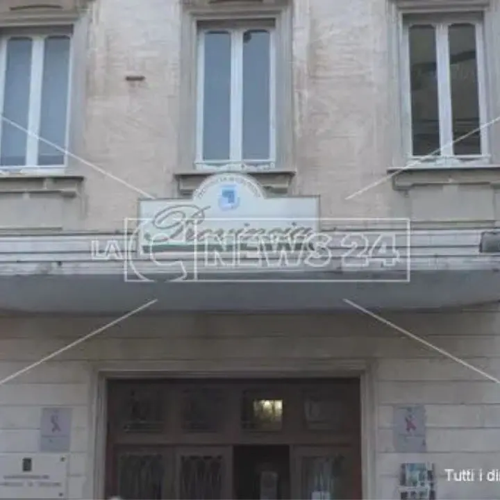 Provincia di Crotone, dipendenti senza lo stipendio di giugno. Barberio (Pd) attacca Ferrari: «Gestione senza controllo dell’ente»\u00A0\n