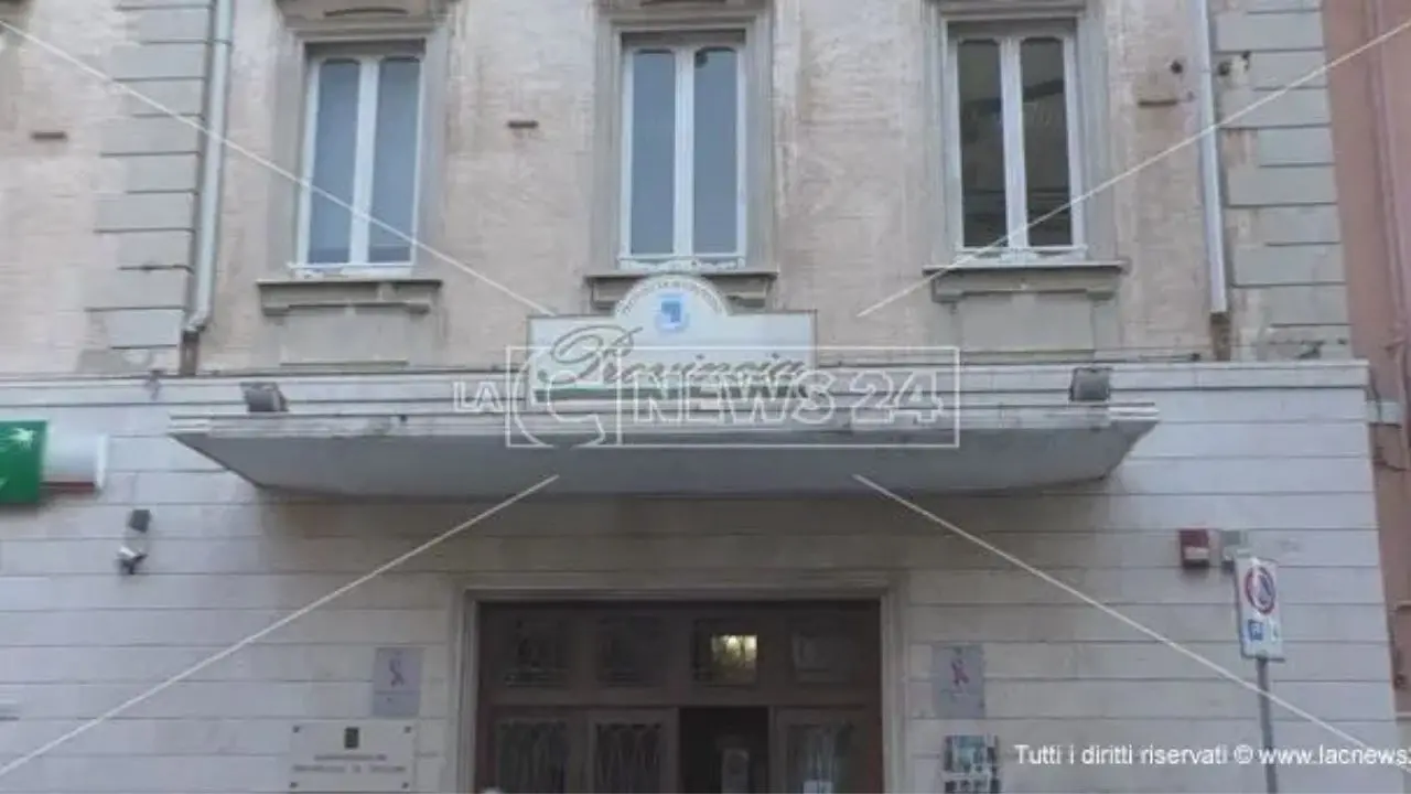 Provincia di Crotone, dipendenti senza lo stipendio di giugno. Barberio (Pd) attacca Ferrari: «Gestione senza controllo dell’ente»\u00A0\n