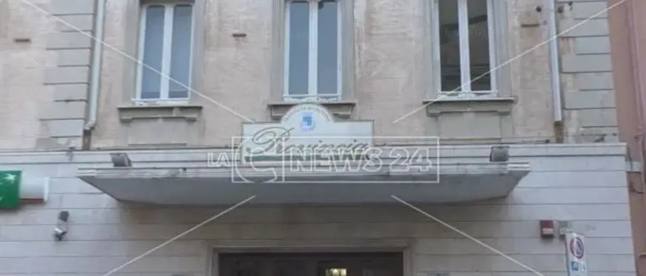 Provincia di Crotone, dipendenti senza lo stipendio di giugno. Barberio (Pd) attacca Ferrari: «Gestione senza controllo dell’ente»\u00A0\n