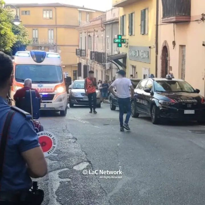 Accoltellato nella farmacia della moglie a Nicotera, il fendente si è fermato a un millimetro dalla carotide