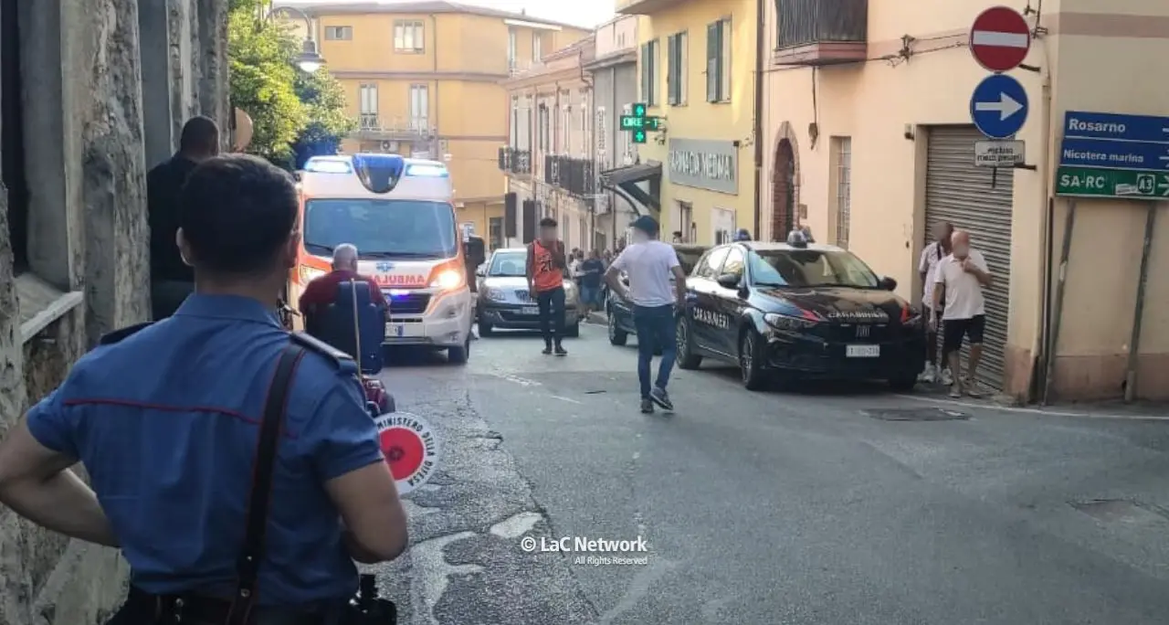 Accoltellato nella farmacia della moglie a Nicotera, il fendente si è fermato a un millimetro dalla carotide