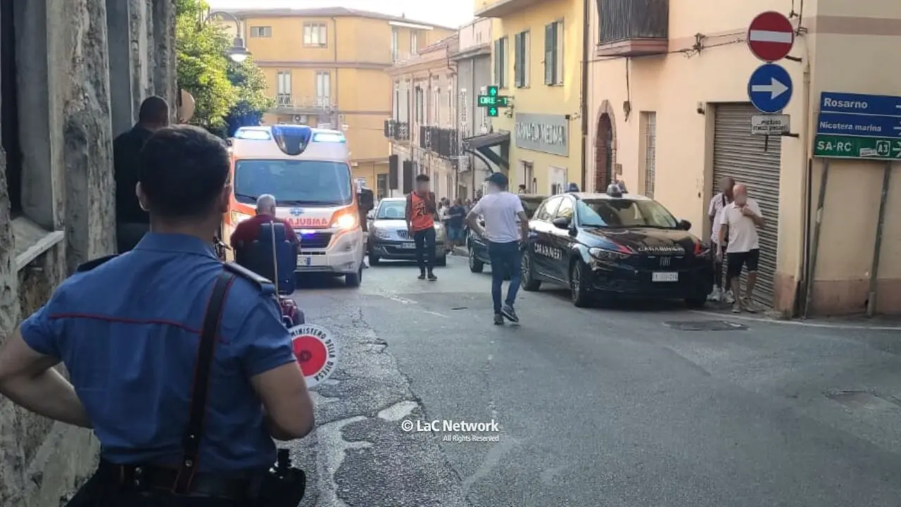 Accoltellato nella farmacia della moglie a Nicotera, il fendente si è fermato a un millimetro dalla carotide