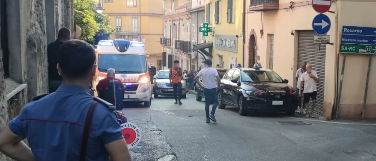 Accoltellato nella farmacia della moglie a Nicotera, il fendente si è fermato a un millimetro dalla carotide