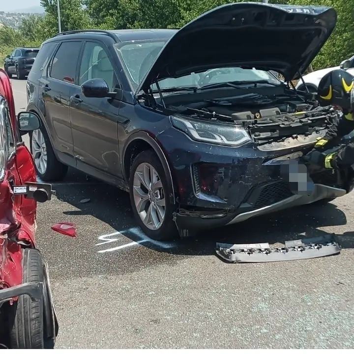 Rende, incidente tra furgone e Suv nella zona industriale: quattro feriti, uno è grave