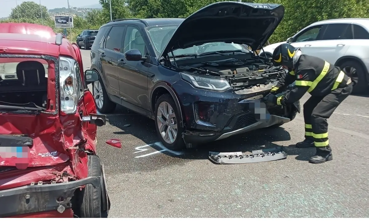 Rende, incidente tra furgone e Suv nella zona industriale: quattro feriti, uno è grave