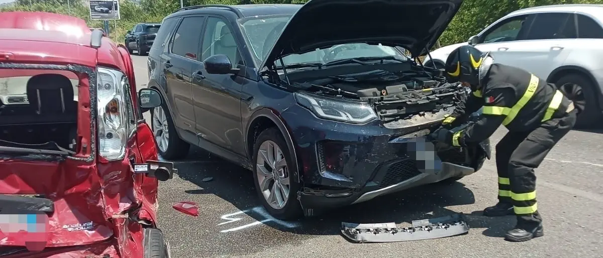 Rende, incidente tra furgone e Suv nella zona industriale: quattro feriti, uno è grave