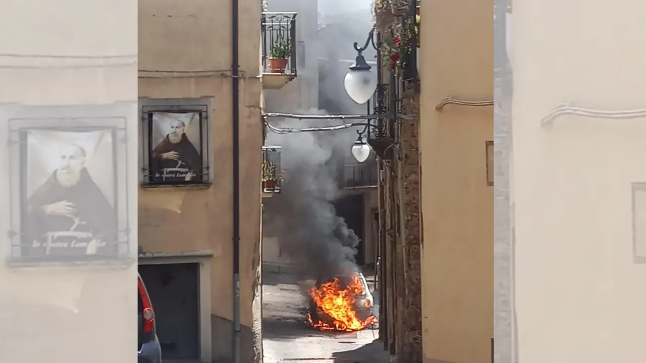 Acri, auto in fiamme nel centro storico: paura tra i residenti, nessun ferito