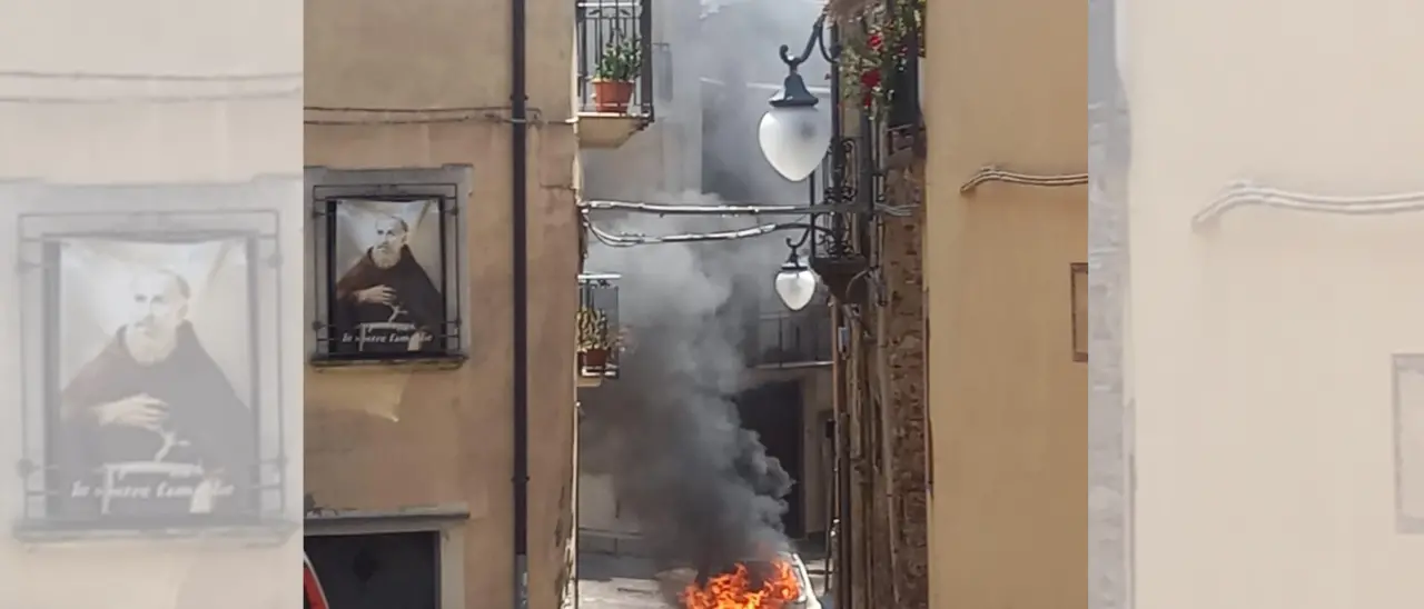 Acri, auto in fiamme nel centro storico: paura tra i residenti, nessun ferito