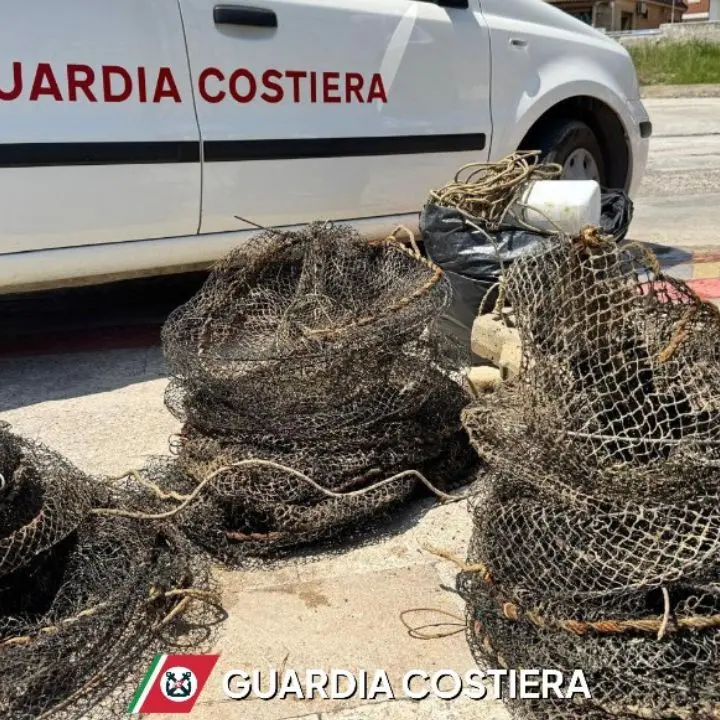 Pesca illegale tra Crotone e Cirò Marina: sequestrati 49 attrezzi non autorizzati dalla Guardia Costiera