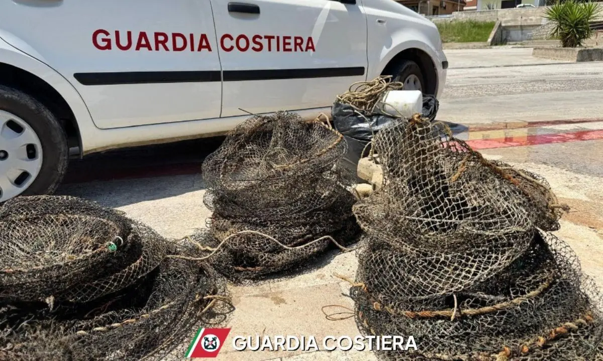 Pesca illegale tra Crotone e Cirò Marina: sequestrati 49 attrezzi non autorizzati dalla Guardia Costiera