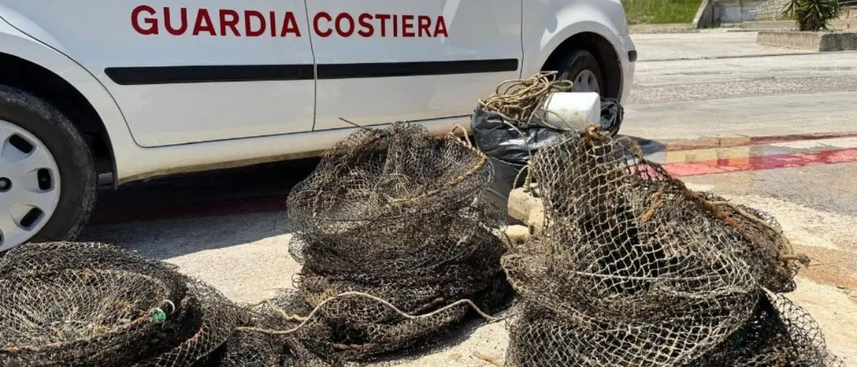 Pesca illegale tra Crotone e Cirò Marina: sequestrati 49 attrezzi non autorizzati dalla Guardia Costiera