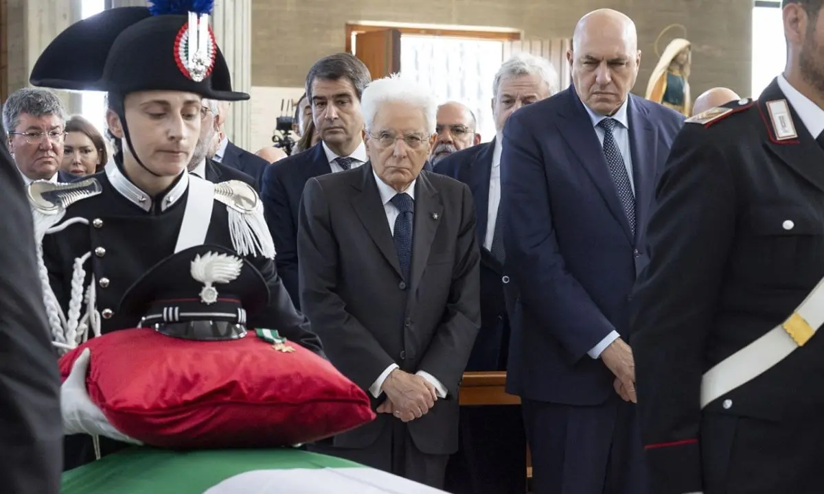 Lacrime e gratitudine per Carlo Legrottaglie: in migliaia ai funerali del carabiniere caduto in servizio