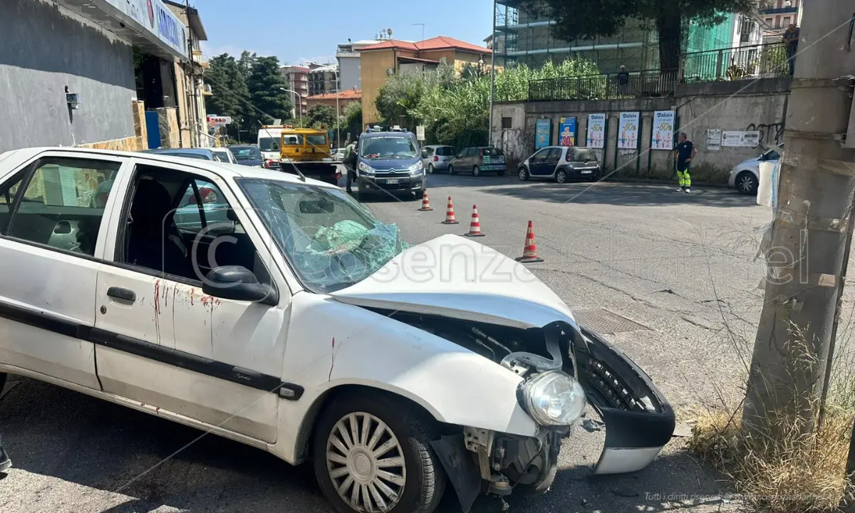 Schianto contro un palo in via degli Stadi a Cosenza: grave un uomo