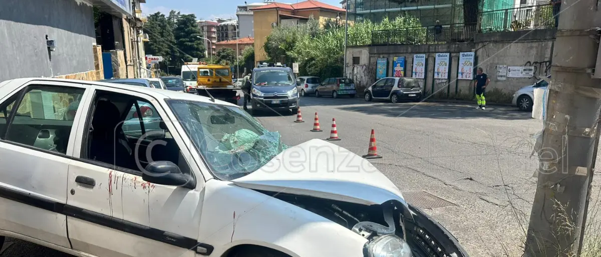 Schianto contro un palo in via degli Stadi a Cosenza: grave un uomo