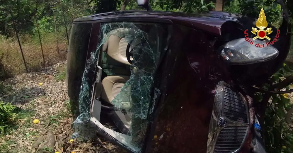 Auto precipita in un limoneto a Soriano Calabro: donna soccorsa dai Vigili del Fuoco