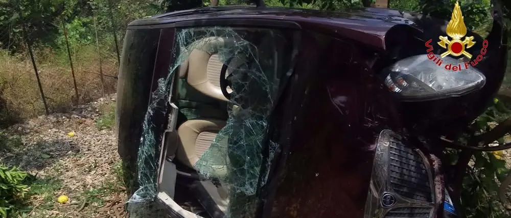 Auto precipita in un limoneto a Soriano Calabro: donna soccorsa dai Vigili del Fuoco