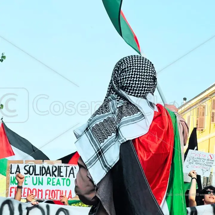 Cosenza scende in piazza per la Palestina: un bagno di folla per dire no al genocidio - FOTO