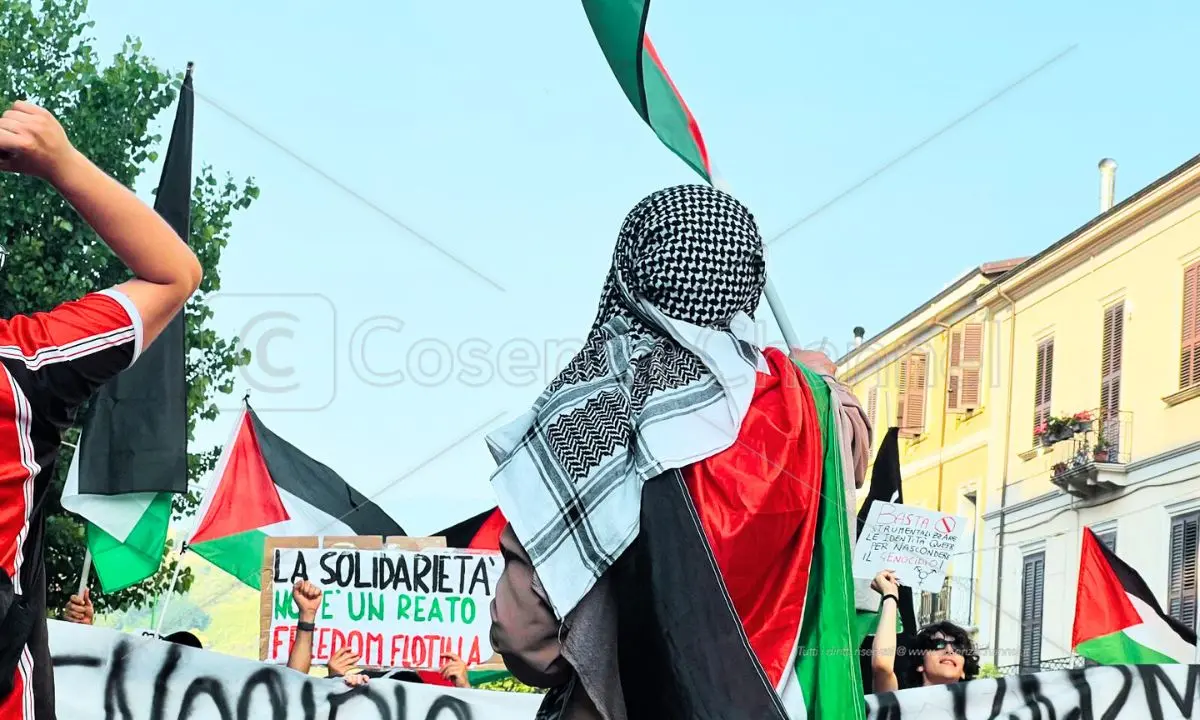 Cosenza scende in piazza per la Palestina: un bagno di folla per dire no al genocidio - FOTO